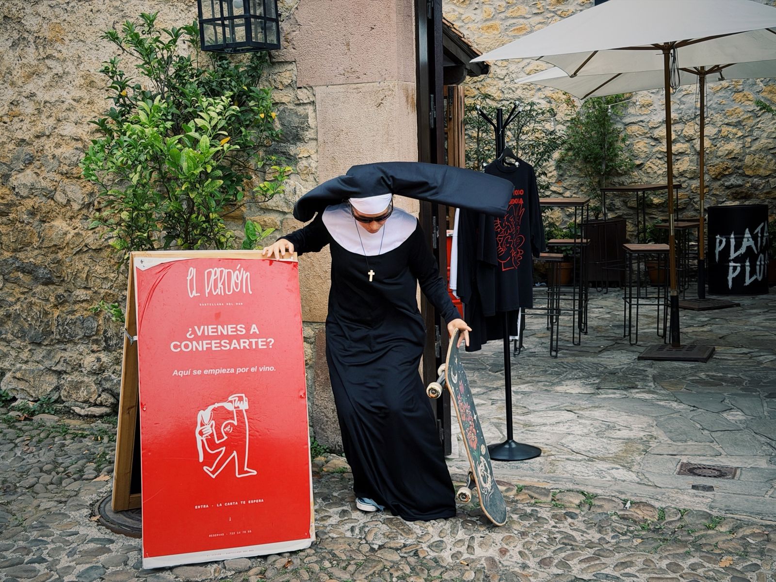 La monja con su monopatín junto al caballete rojo de ¿Vienes a confesarte?