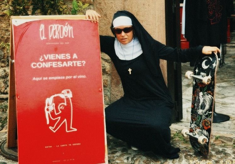 La monja de El Perdón con su monopatín junto al caballete rojo